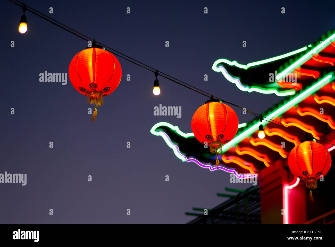 Lanternes chinoises et de néons, Chinatown, Los Angeles,CA,US Banque D'Images