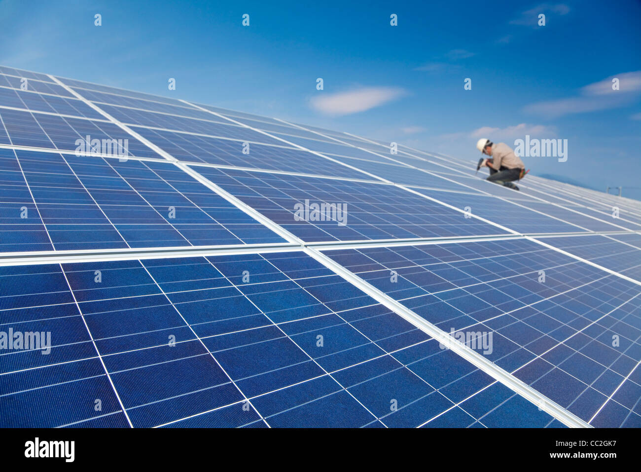 Close up panneau solaire et travailleur professionnel l'installation de panneaux solaires photovoltaïques Banque D'Images