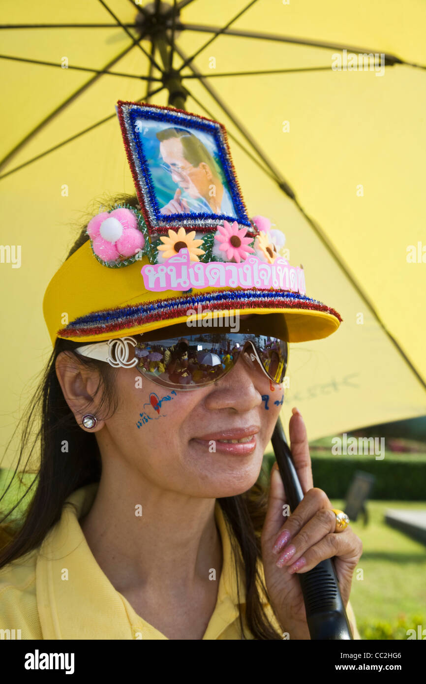 Woman wearing cap décoré avec une image du monarque, le Roi Bhumibol Adulyadej. Bangkok, Thaïlande Banque D'Images