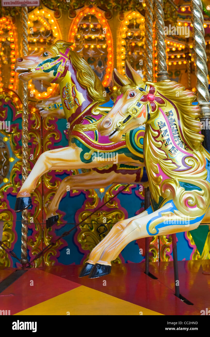 À cheval sur un carrousel traditionnel victorien Banque D'Images