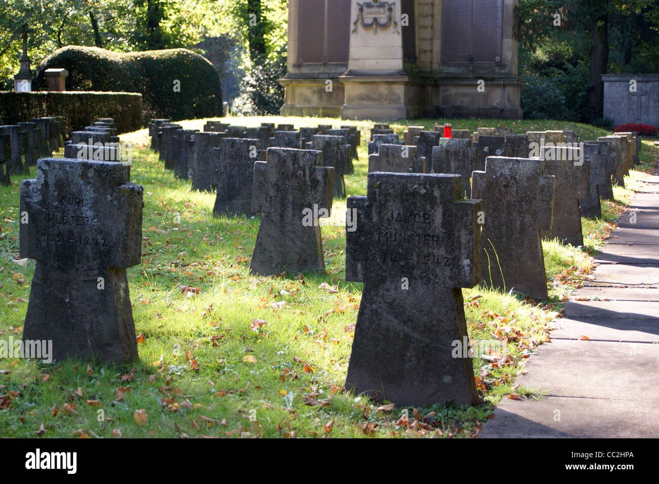 Pierres tombales de civils tués dans un raid aérien de la RAF britannique 1942, cimetière Melaten, Koln, Nordrhein-Westfalen, Allemagne Banque D'Images