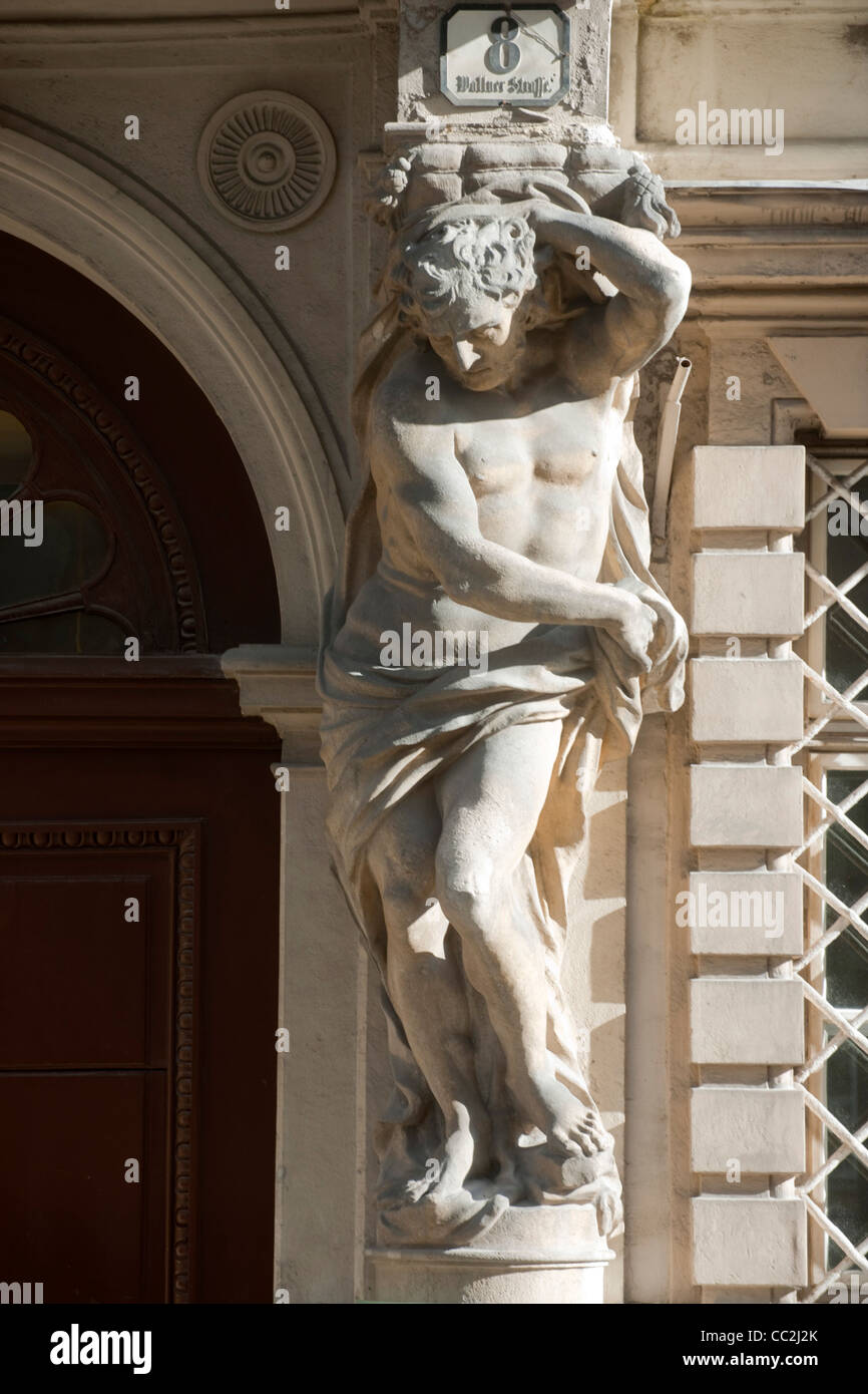 Wien, Österreich, 1 Wallnergasse Caprara-Geymüller 8, Palais, Atlas-Statue Eggenburger aus Stein am Eingangstor (Anfang 18.Jhd.) Banque D'Images