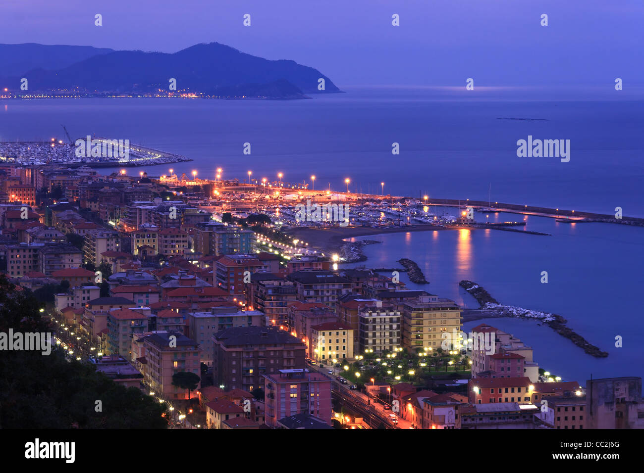 Scène de nuit à Chiavari, belle ville en Ligurie, Italie Banque D'Images