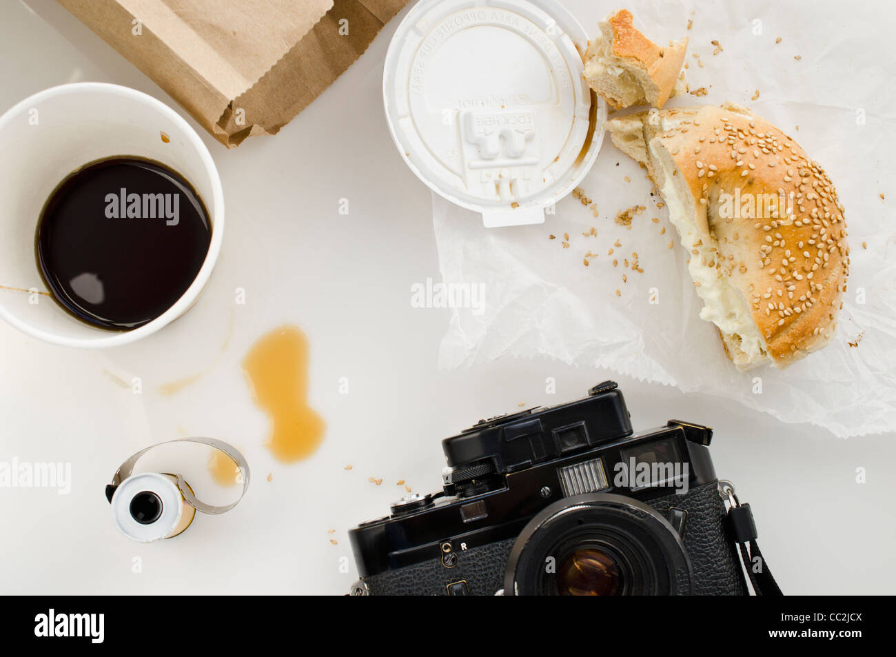 Le petit-déjeuner et de l'appareil photo sur la table, studio shot Banque D'Images