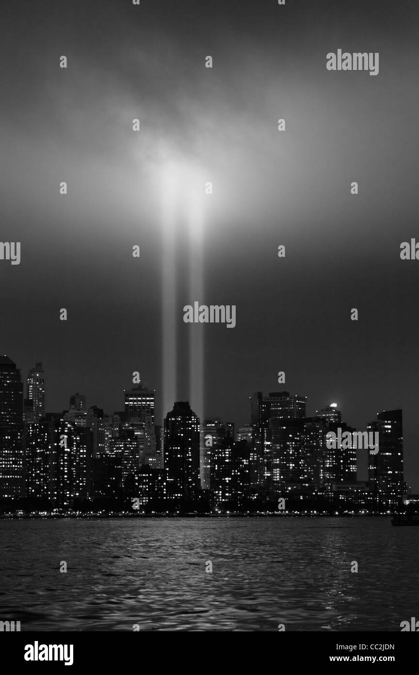 USA, New York City, Manhattan skyline avec feux commémoratif du 11 septembre Banque D'Images