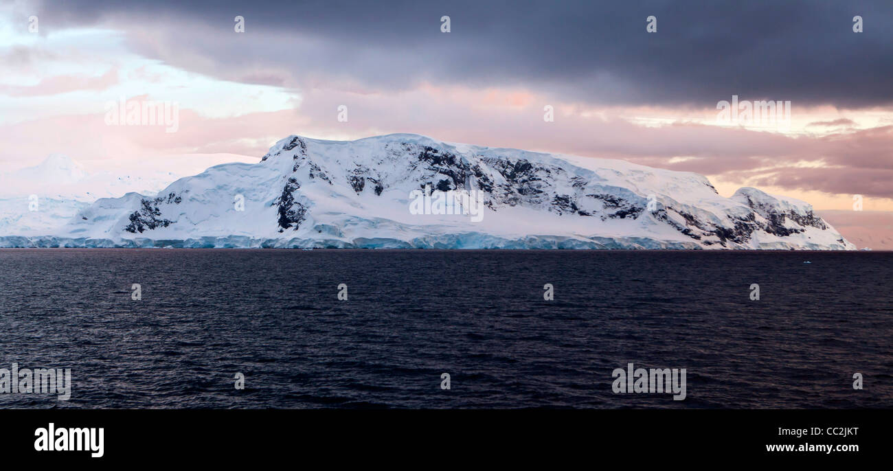 Le lever du soleil sur le détroit de Gerlache en Antarctique Banque D'Images