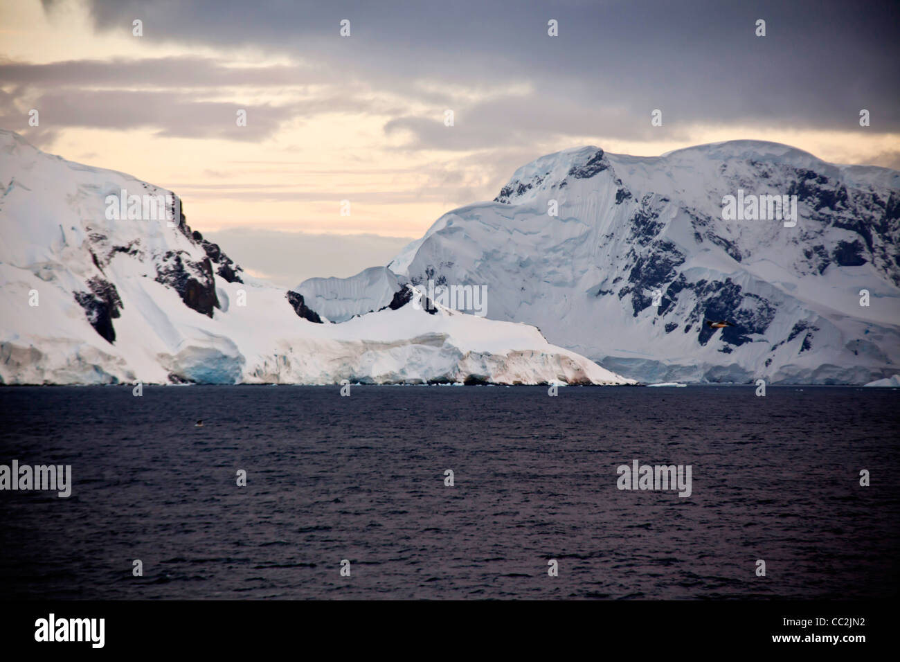 Les nuages couvrent les sommets des montagnes de l'Antarctique, du détroit de Gerlache Banque D'Images