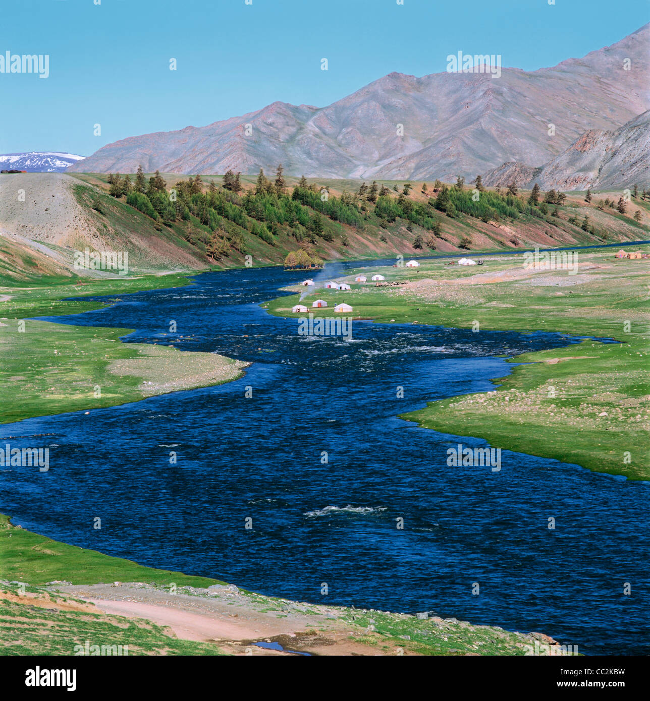 La rivière Khovd et logements ger mongole traditionnelle ou d'une yourte. L'Altaï mongol Mongol (Altayn Nuruu). La Mongolie Banque D'Images