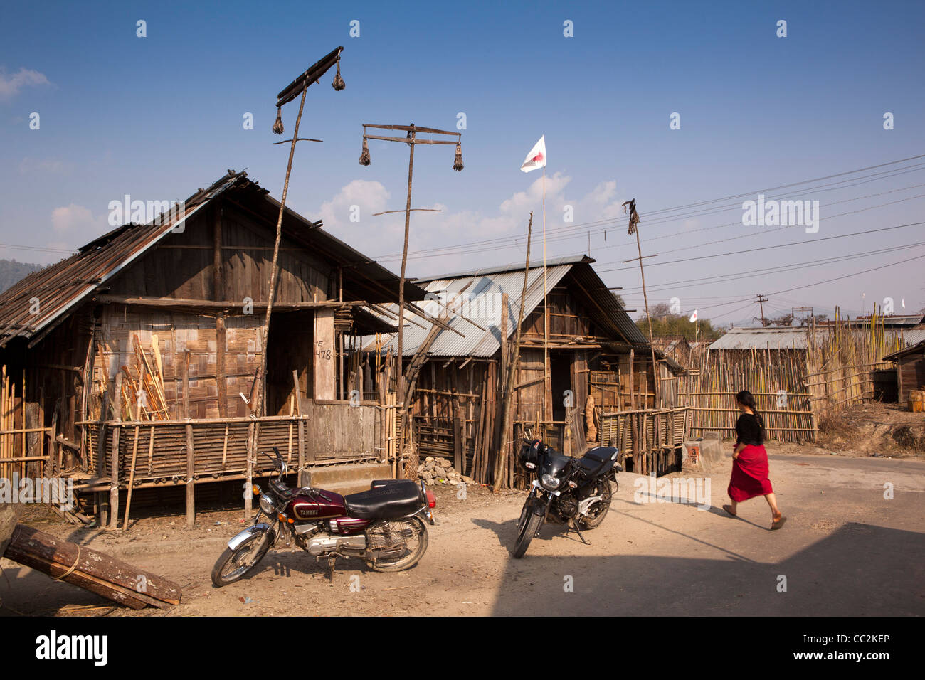 L'Inde, de l'Arunachal Pradesh, Ziro Valley village, Hari, babo apatani cerermonial totems maisons ci-dessus Banque D'Images