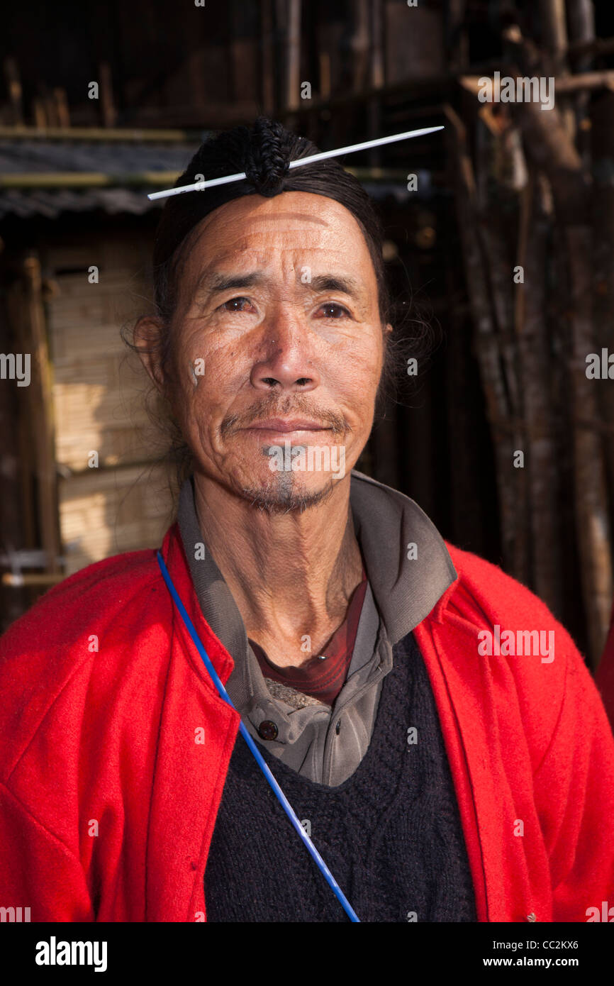 L'Inde, de l'Arunachal Pradesh, Ziro Valley, Hong ancien du village en manteau rouge avec chin et tatoué par des cheveux broche Banque D'Images