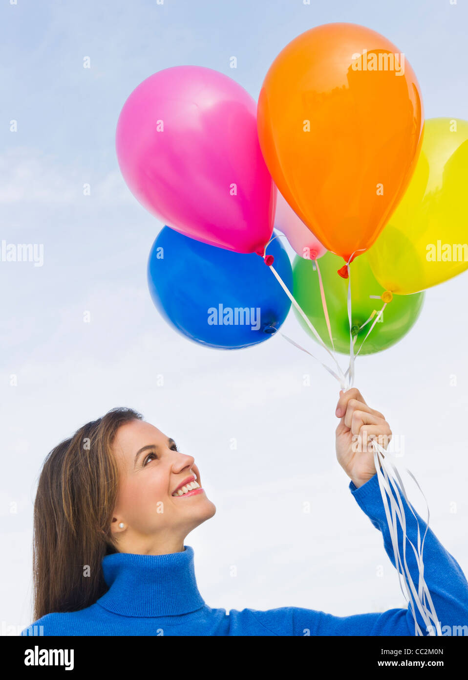 USA, New Jersey, Jersey City, Smiling woman holding balloons Banque D'Images