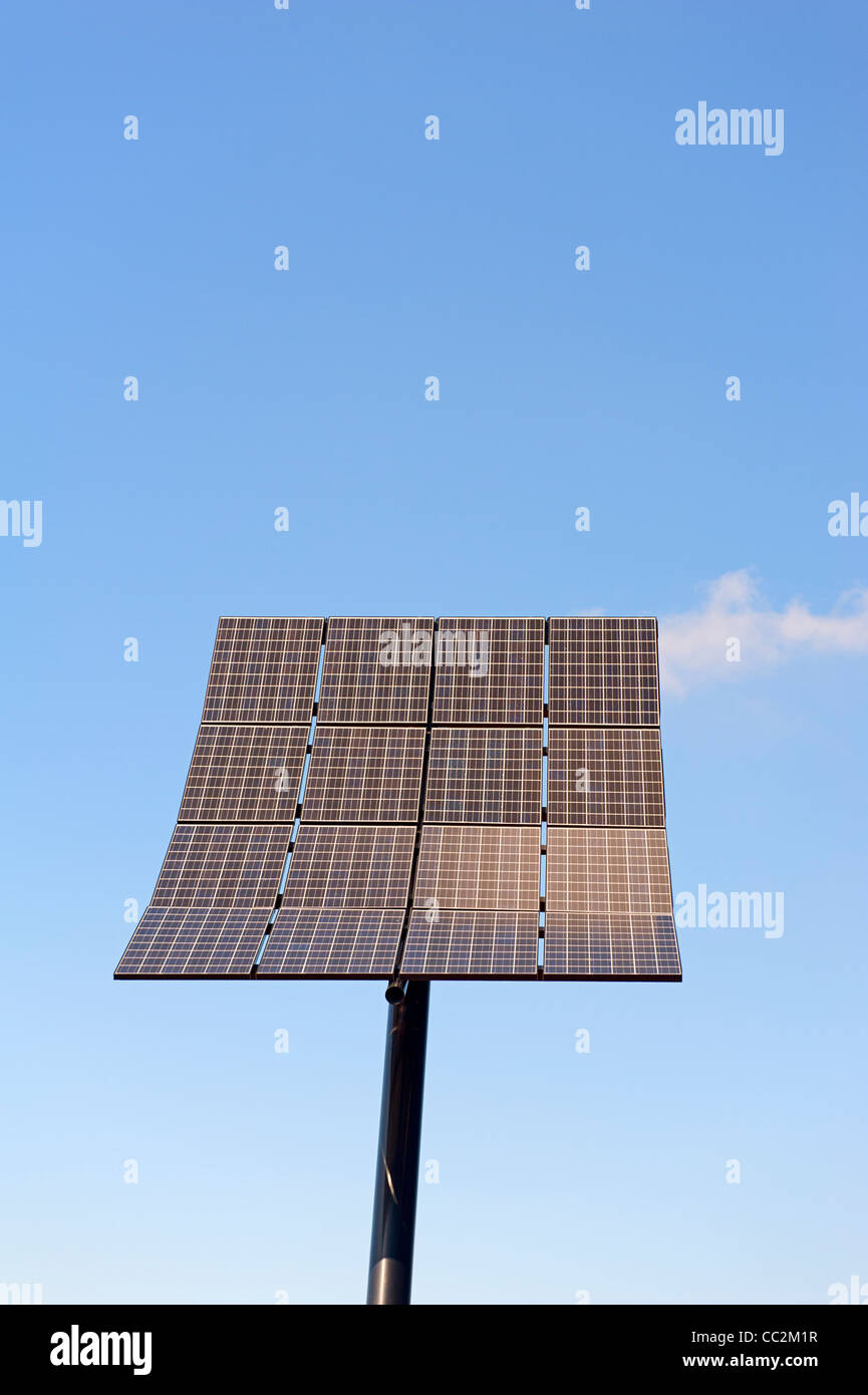 Grand panneau solaire sur pole Banque D'Images