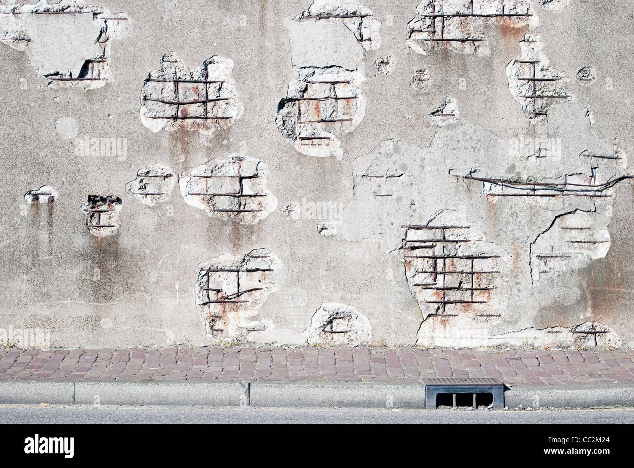 Mur de béton avec trottoir en décomposition Banque D'Images Mur de béton avec trottoir en décomposition Banque D'Images