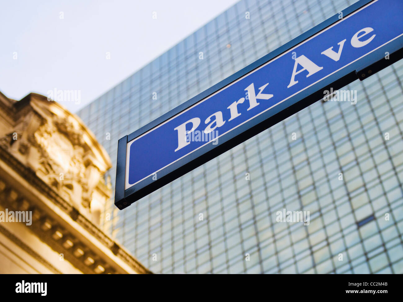 USA, New York State, New York, Park Avenue Road sign avec Grand Central Station en arrière-plan Banque D'Images
