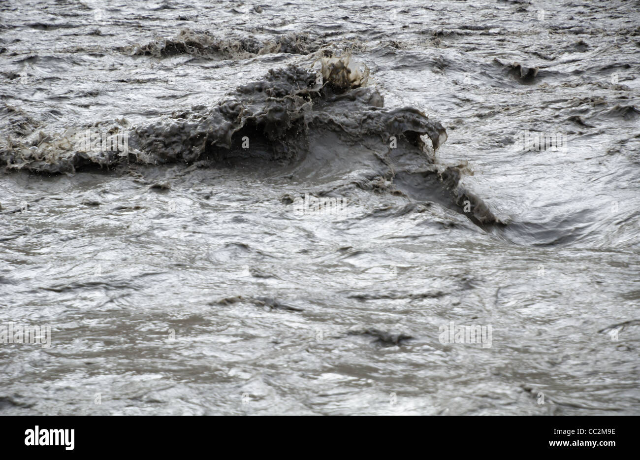 Rapide, riches et boueux de la rivière de montagne au Népal près de Jomsom village Banque D'Images