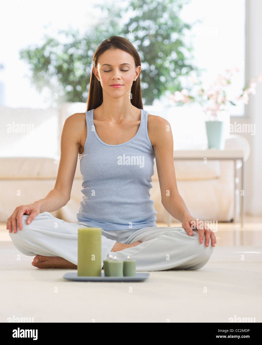 USA, New Jersey, Jersey City, Woman sitting at home Banque D'Images