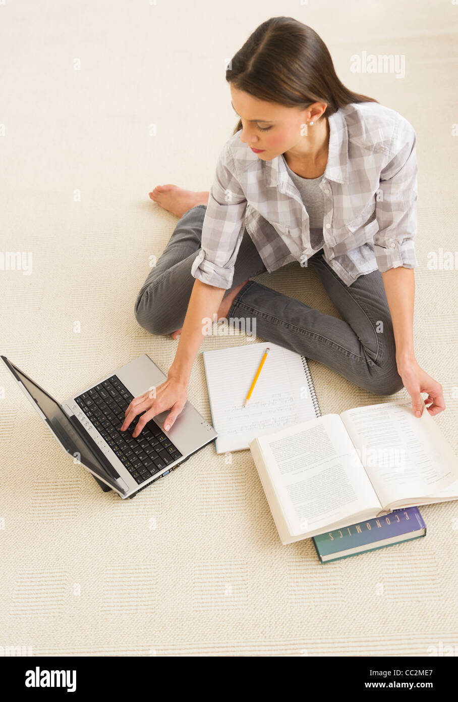 USA, New Jersey, Jersey City, femme étudie à la maison Banque D'Images