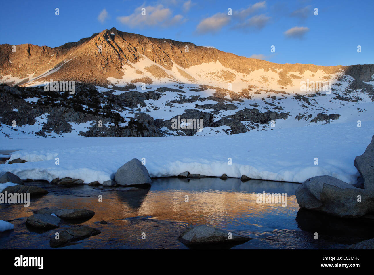 Mountain Ridge dans les montagnes de la Sierra Nevada éclairés par la lumière du soir et se reflètent dans un ruisseau Banque D'Images