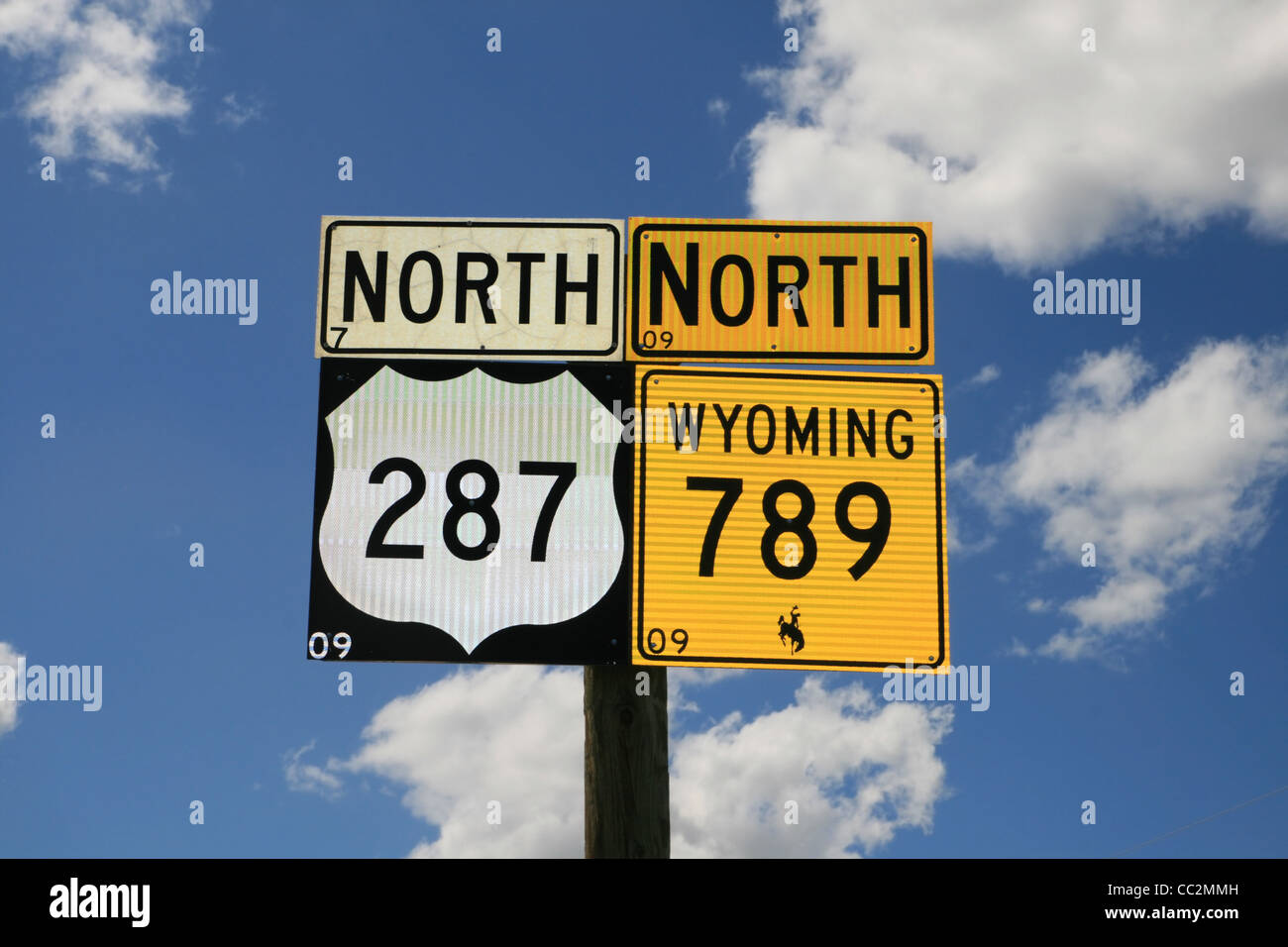 Wyoming 789 nord et 287 North road signe avec le fond de ciel Banque D'Images