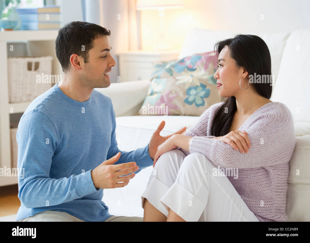 USA, New Jersey, Jersey City, Couple relaxing at home Banque D'Images