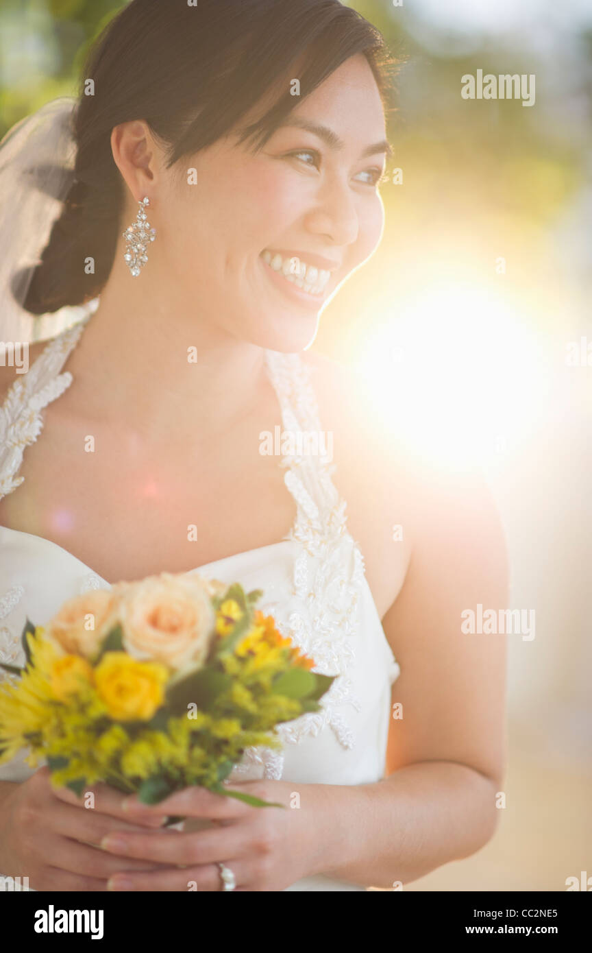 USA, New Jersey, Jersey City, Portrait de bride holding bouquet Banque D'Images