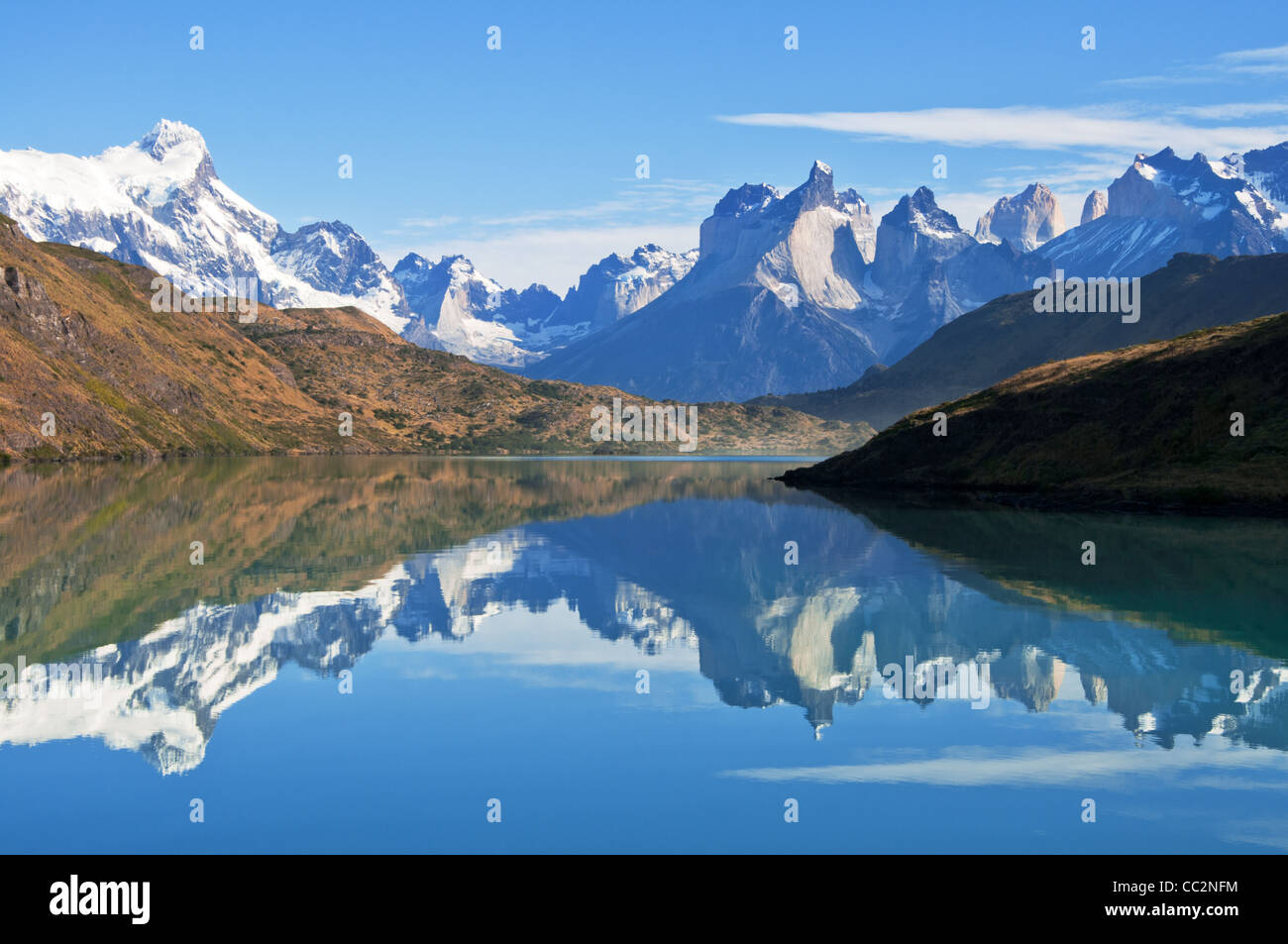 Massif du Paine reflète dans Lago Pehoe, Parc National Torres del Paine, Patagonie chilienne, Magallanes Banque D'Images