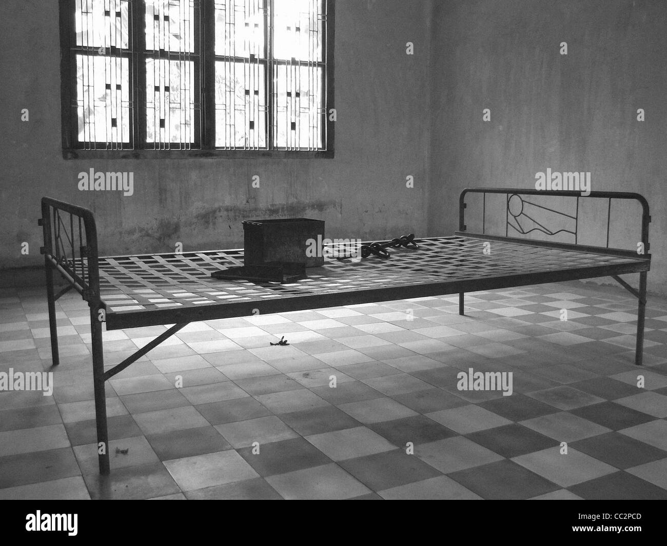 Vues en noir et blanc à l'intérieur de la prison des Khmers S-21 à Phnom Penh, Cambodge Banque D'Images