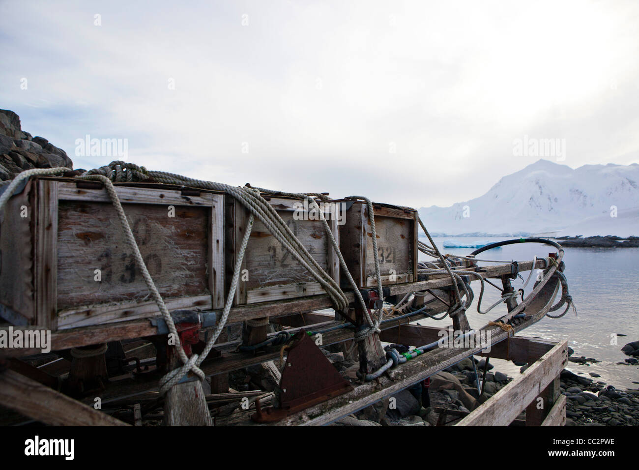 Un traîneau en bois et du fret cas à Port Lockroy, l'Antarctique Banque D'Images