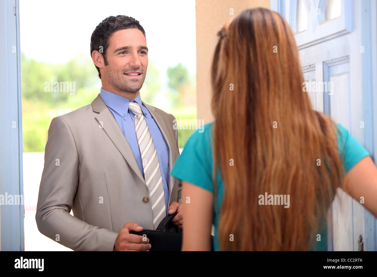 Portrait d'un vendeur avec client Banque D'Images