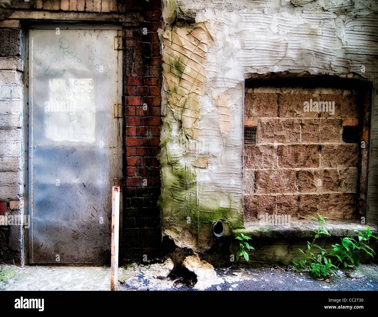 Rempli de porte et fenêtre à l'abandon Banque D'Images