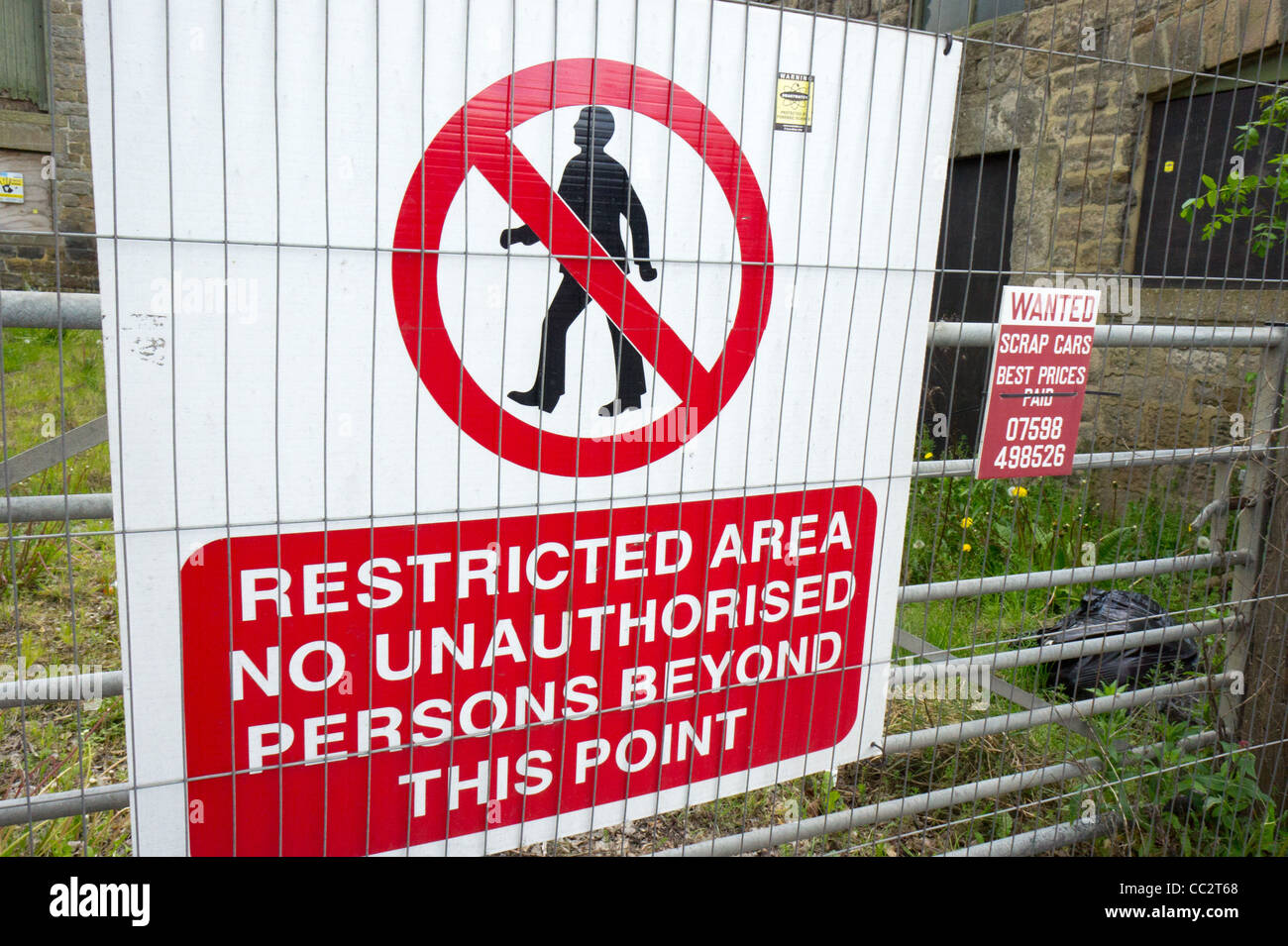 Panneau "Zone interdite pas de personnes non autorisées au-delà de ce point' de clôture métallique Banque D'Images