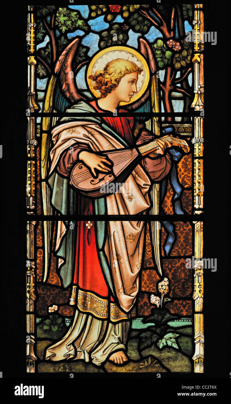 Ange jouant du luth, détail de la fenêtre sud du Chœur. Eglise de Saint Andrew, Greystoke, Cumbria, Angleterre, Royaume-Uni, Europe. Banque D'Images