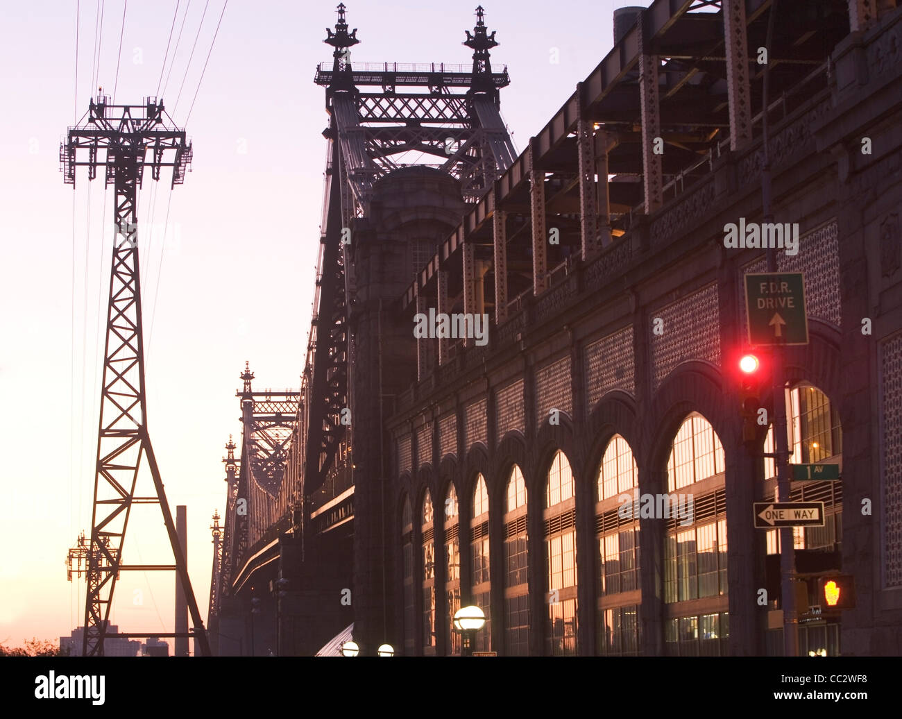 USA, New York, Manhattan, Queensboro Bridge et Roosevelt Island Tramway Banque D'Images