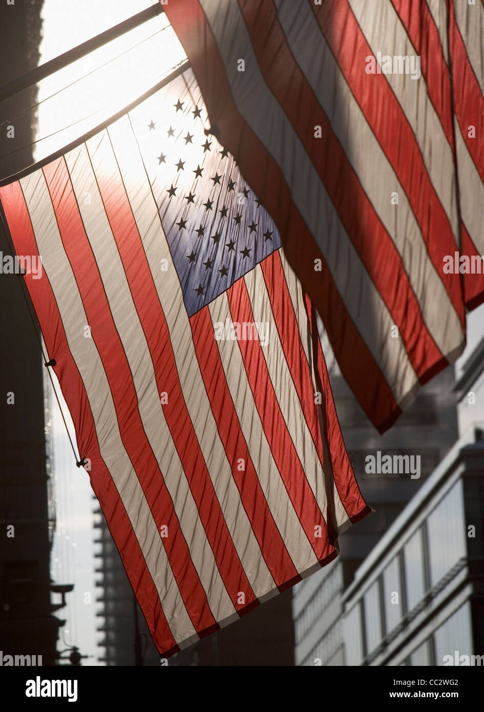 USA, New York City, des drapeaux américains rétroéclairé Banque D'Images