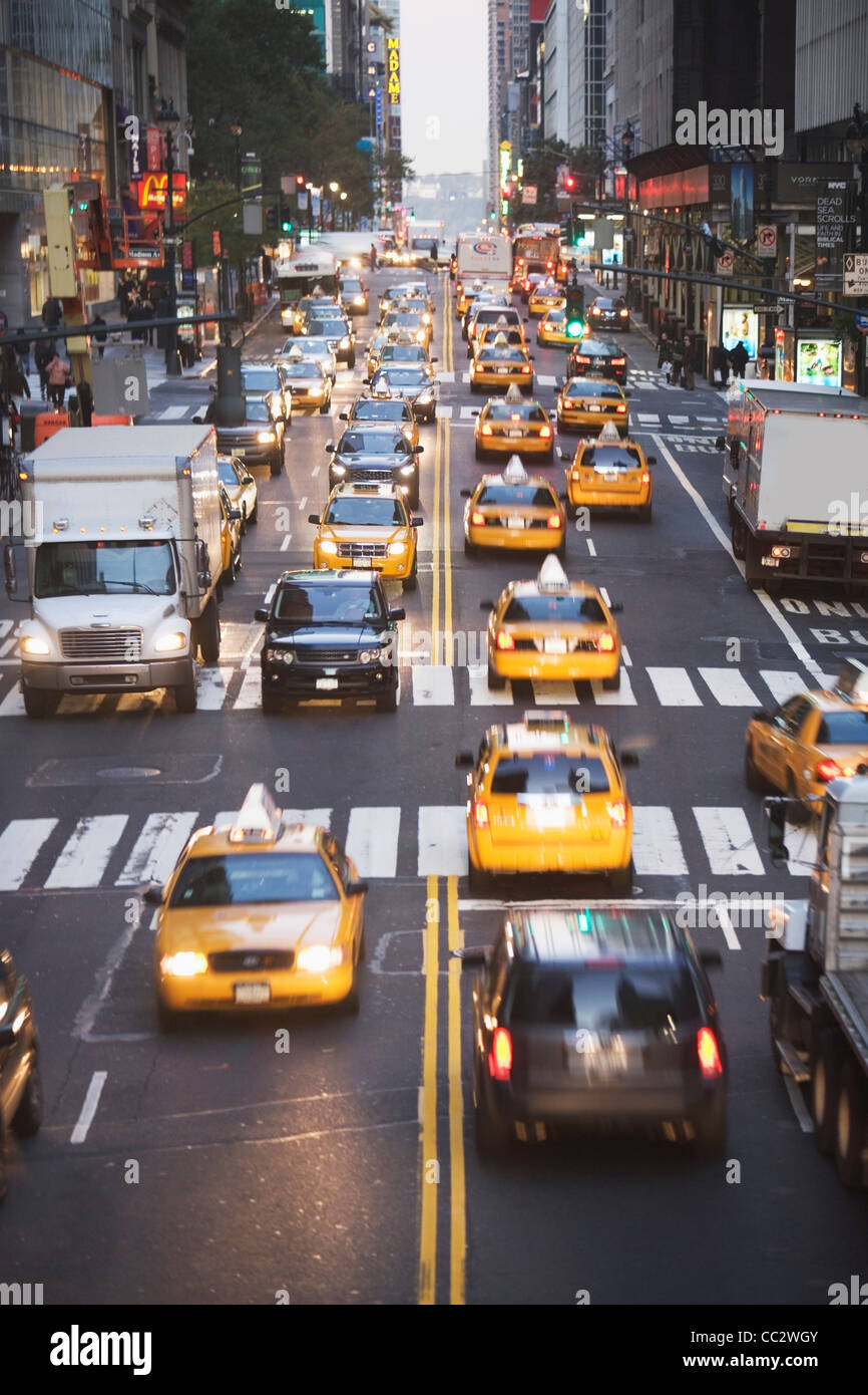 USA, New York City, Manhattan, le trafic sur la 42e rue Banque D'Images