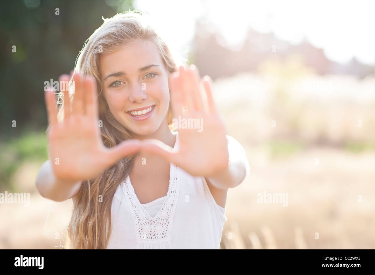 États-unis, Washington, Seattle, Teenage girl (16-17) stop geste Banque D'Images