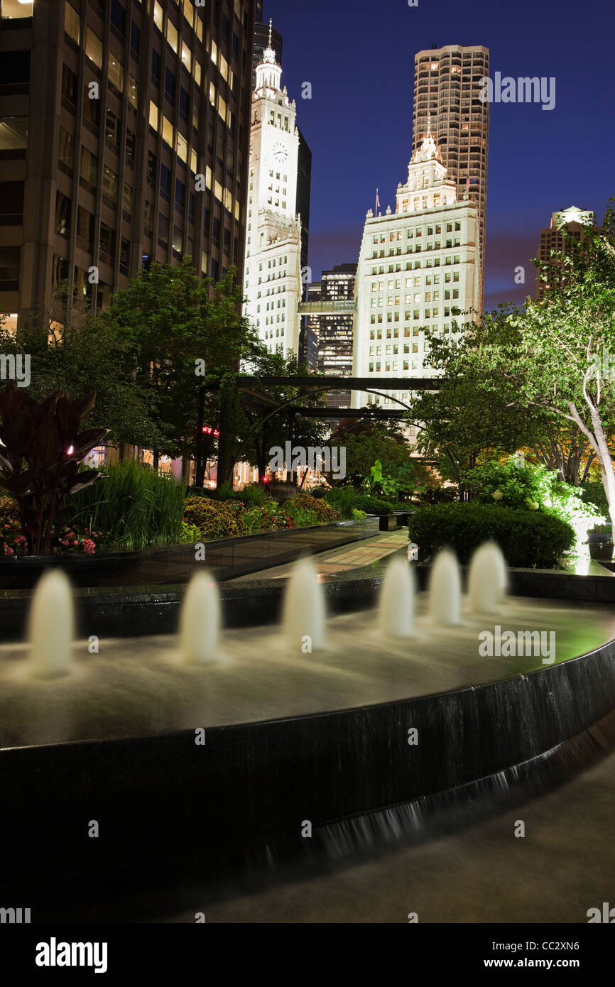 États-unis, Illinois, Chicago, Fontaine et Wrigley Building illuminé la nuit Banque D'Images