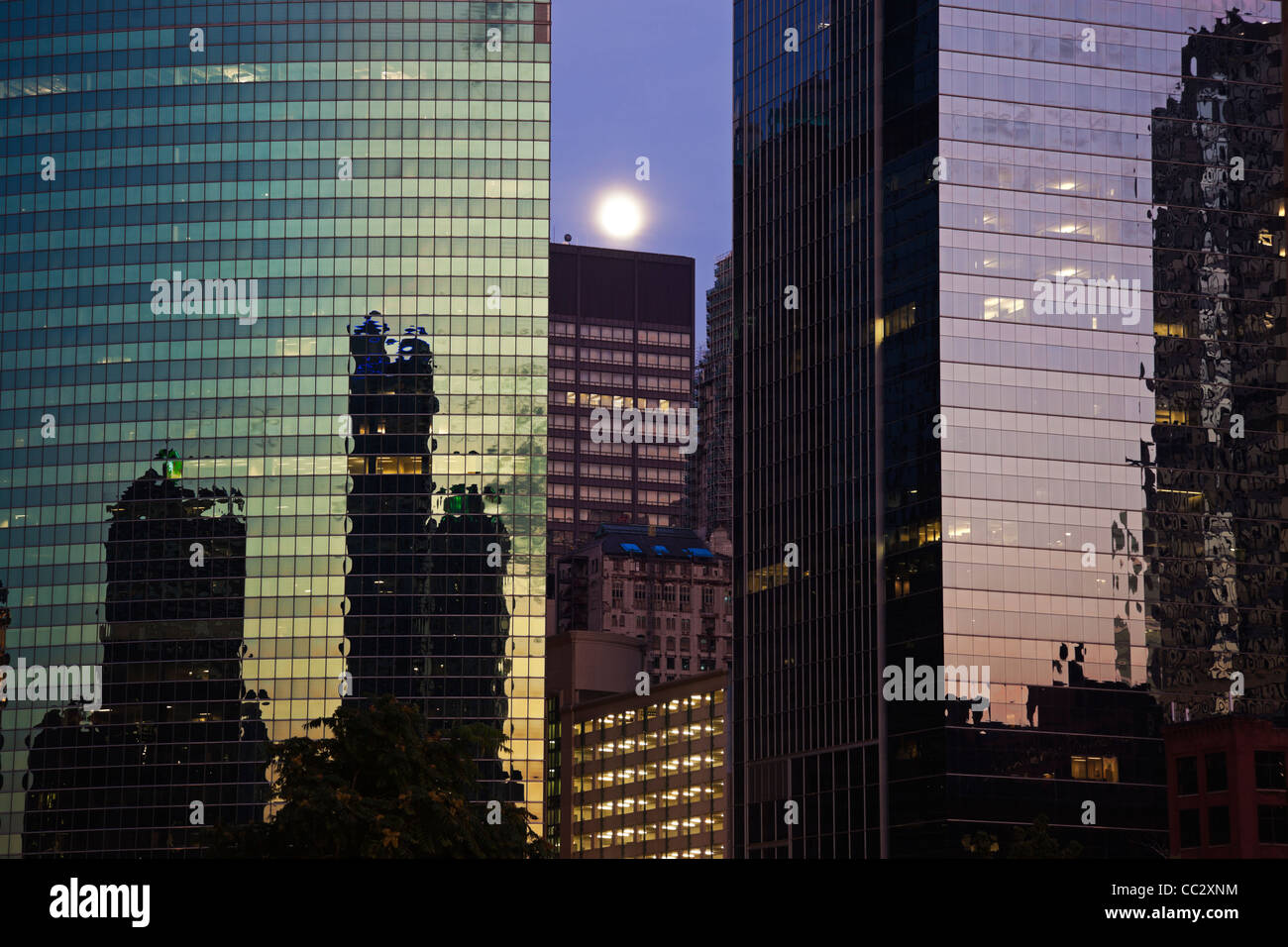 États-unis, Illinois, Chicago, Pleine lune sur les immeubles de bureaux Banque D'Images