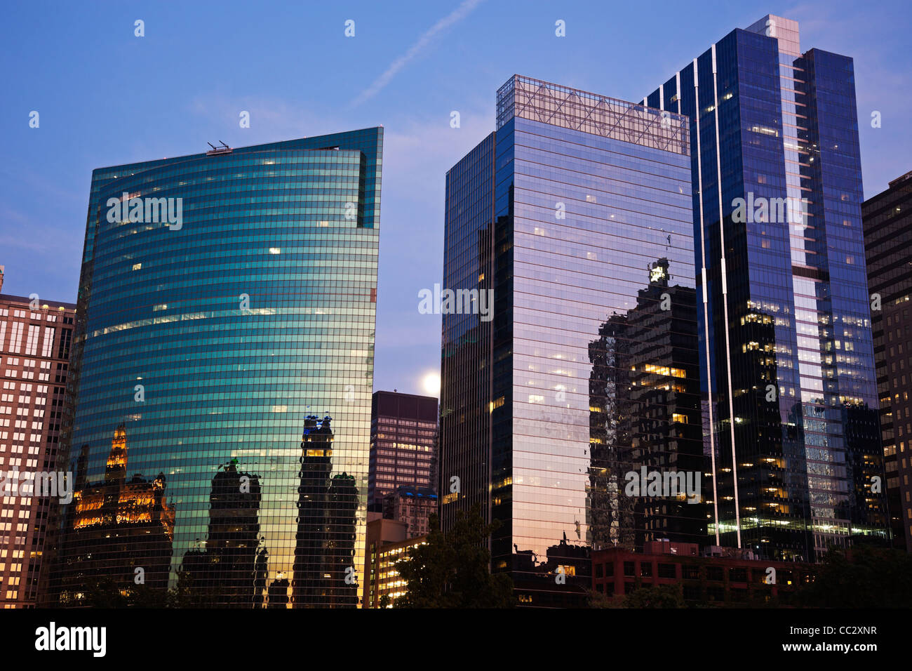 États-unis, Illinois, Chicago, les immeubles de bureaux au crépuscule Banque D'Images
