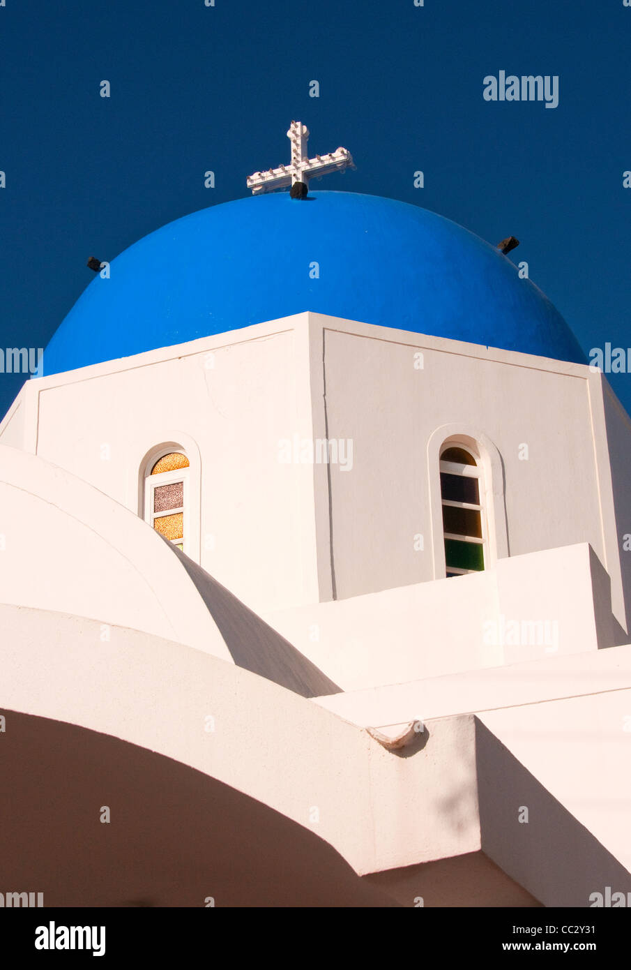 Dôme de l'église contre le ciel bleu, Fira (thira), Santorin, Grèce Banque D'Images