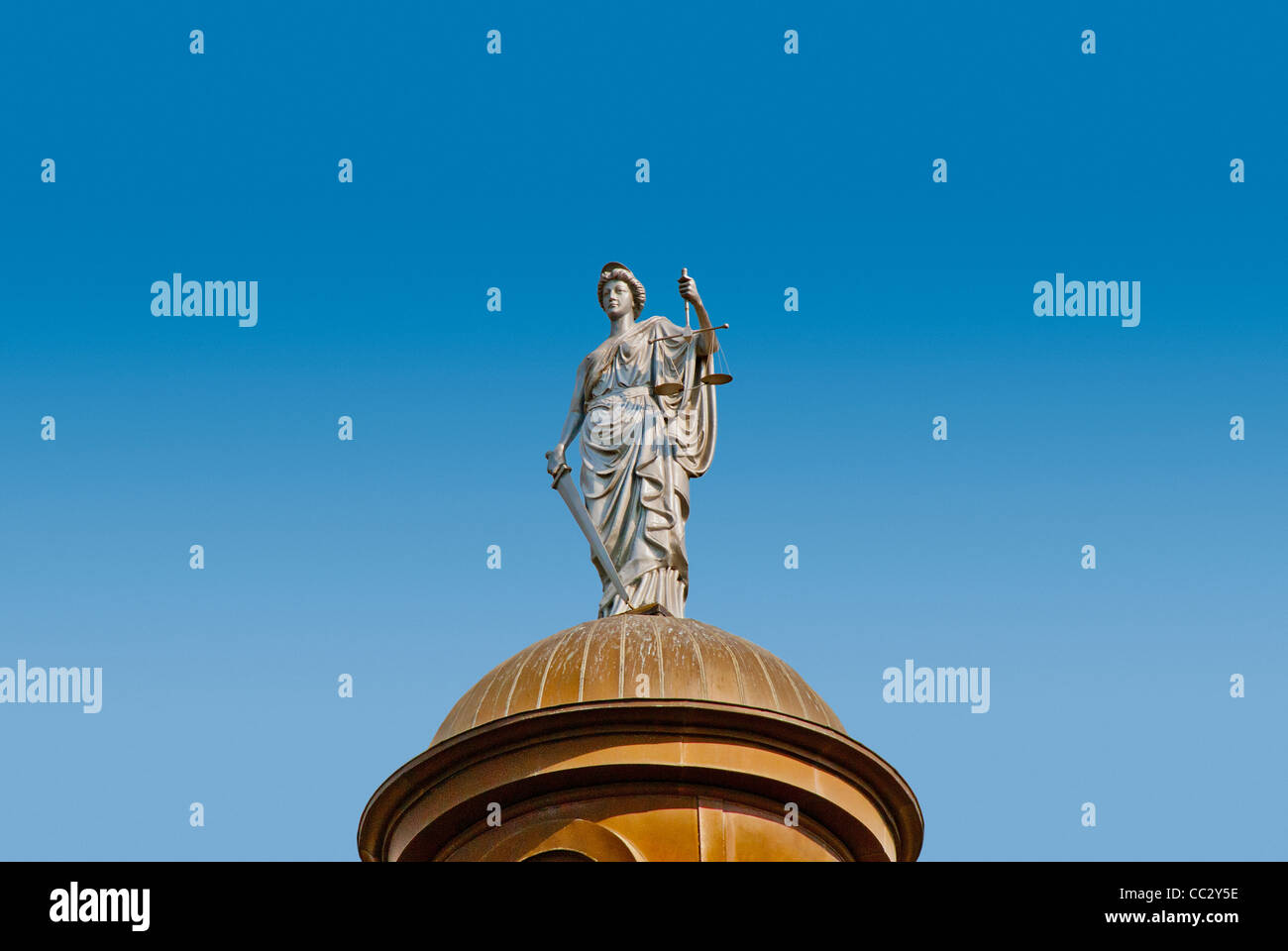 USA, Texas, San Marcos, Statue de la Justice sur le dessus de dôme en cuivre de 1908 Hays County Courthouse Banque D'Images