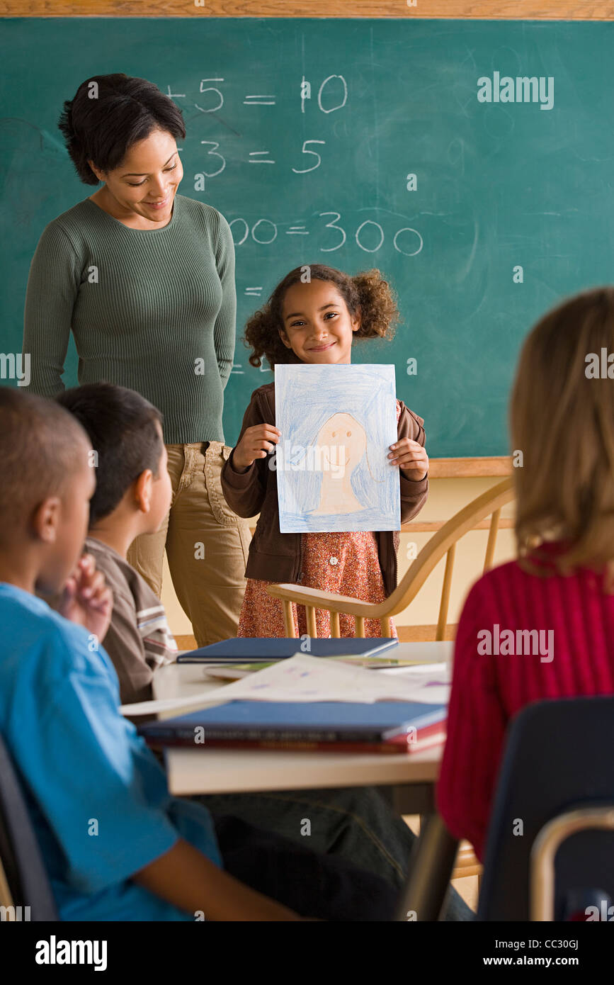 USA, Californie, Los Angeles, Girl (6-7) en montrant son dessin en classe Banque D'Images