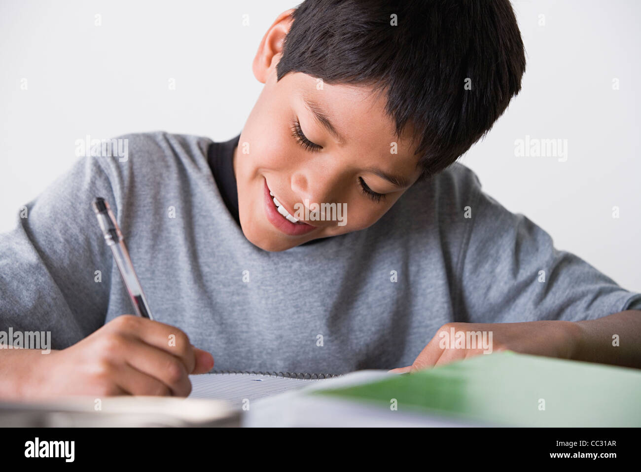 USA, Californie, Los Angeles, Boy (10-11) doing homework Banque D'Images