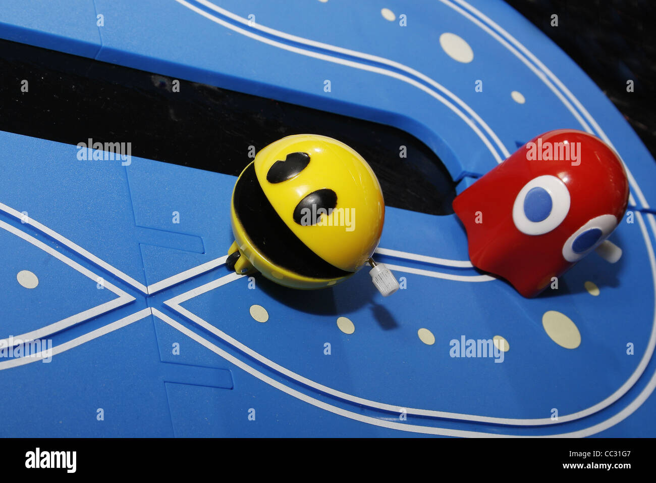 Pac-man sont pourchassés par ghost sur scalextric Banque D'Images