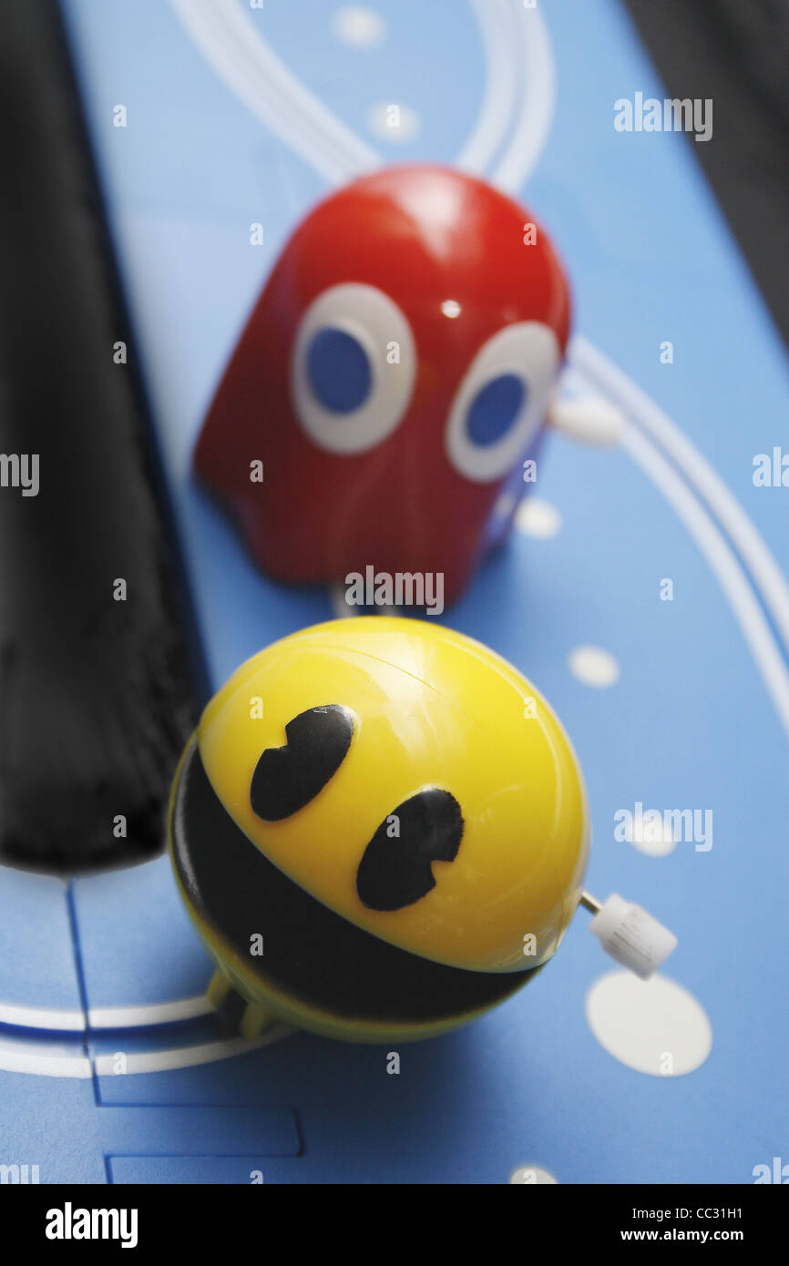Pac-man sont pourchassés par ghost sur scalextric Banque D'Images