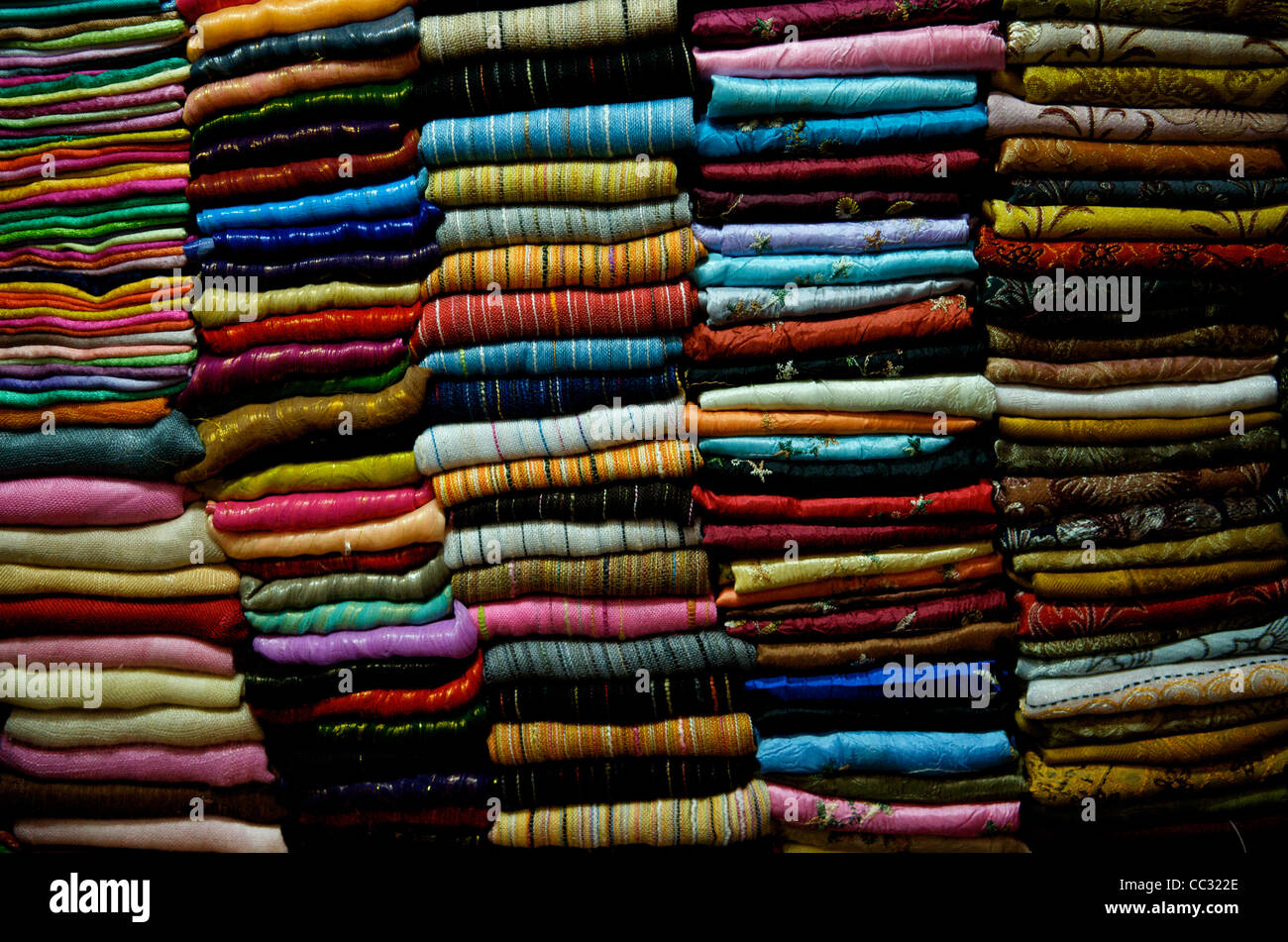 Foulards en soie Khmer coloré, le marché russe, Phnom Penh, Cambodge.  crédit : Kraig Lieb Photo Stock - Alamy
