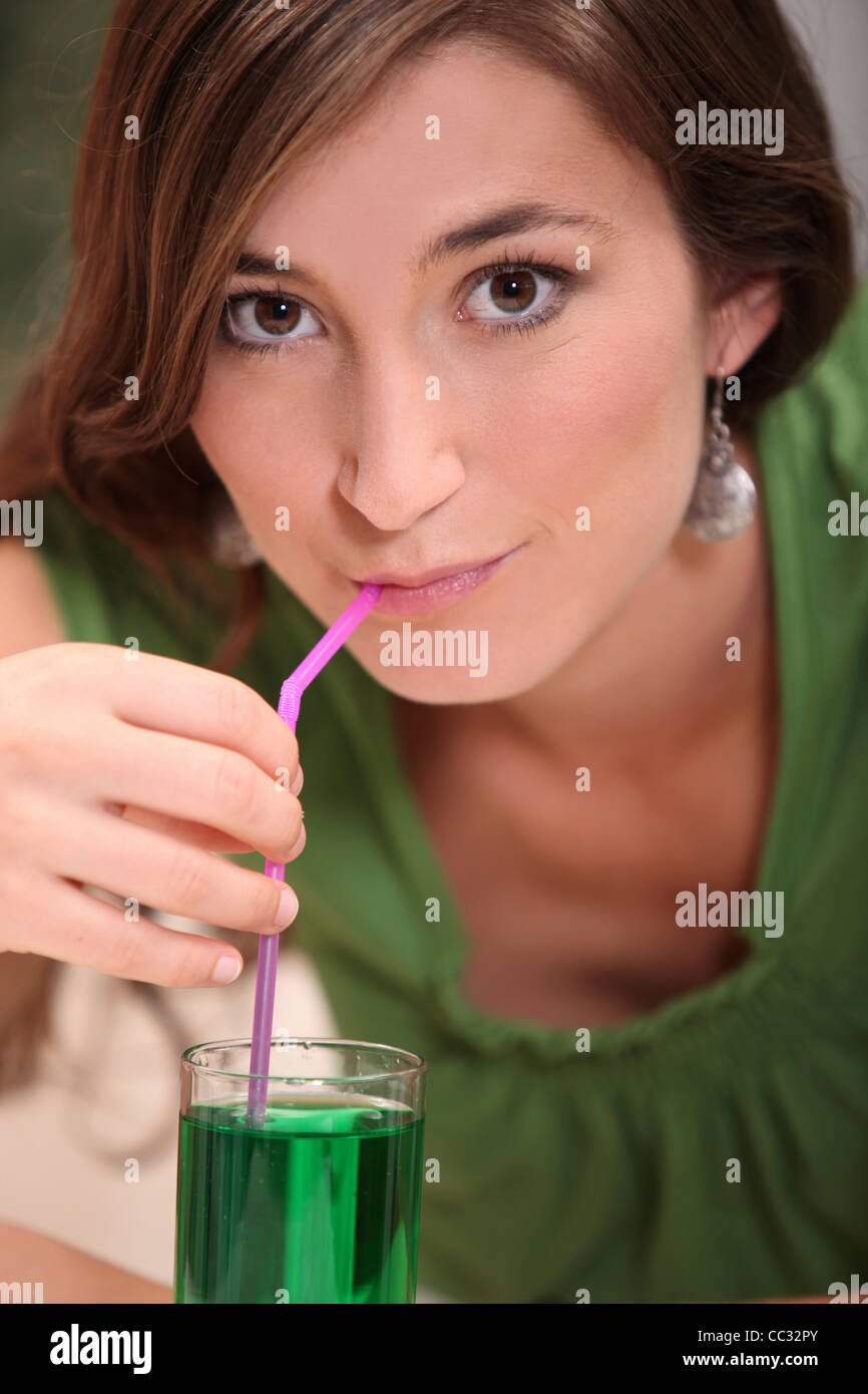 Gros plan d'une brunette drinking Banque D'Images