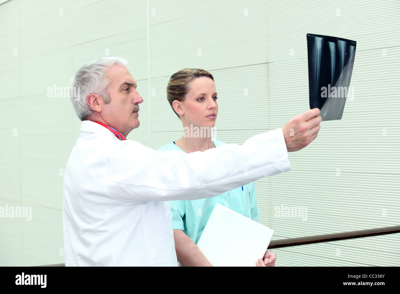 Médecin et son assistant l'examen d'une x-ray Banque D'Images