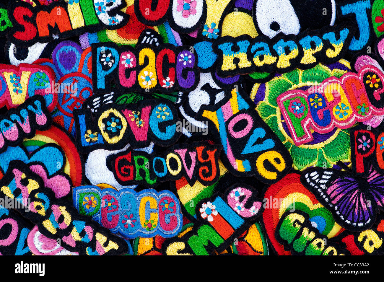 Fer à repasser la broderie sur des parcelles d'amour, de paix, de multicolores heureux, sourire, joie et Groovy mots sur un fond noir Banque D'Images