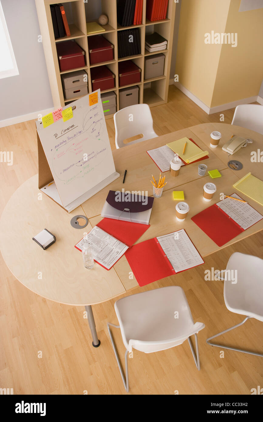 USA, Californie, Los Angeles, une table et des accessoires de bureau après la session de remue-méninges Banque D'Images